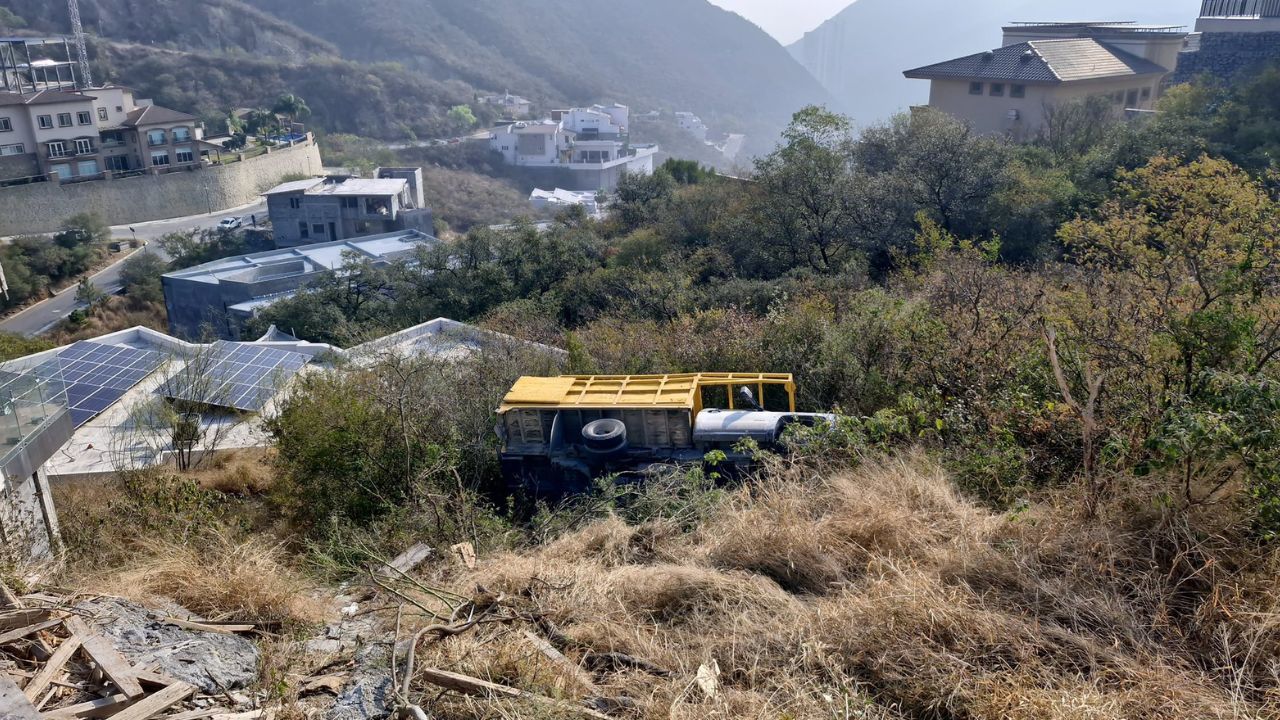 Camión cae a barranco en la colonia Renacimiento en Monterrey