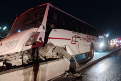 Camión de personal choca en Apodaca; 7 heridos