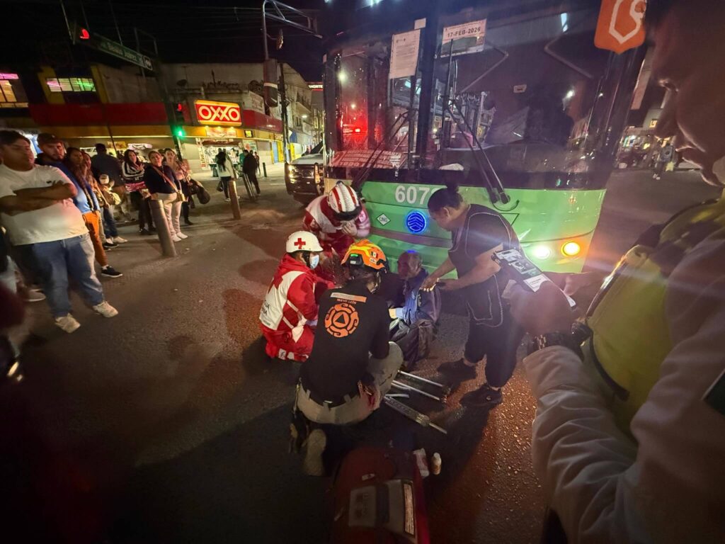 Camión urbano de atropella a adulto mayor con muletas en Monterrey