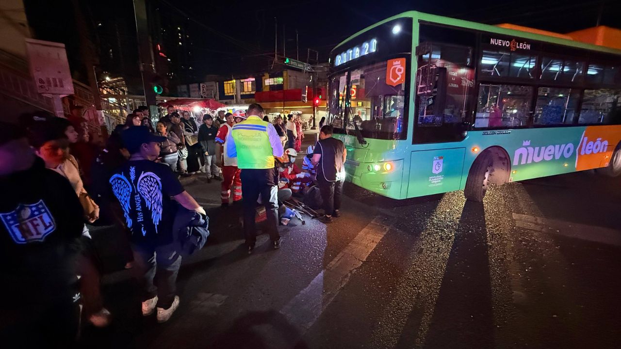Camión urbano de atropella a adulto mayor con muletas en Monterrey