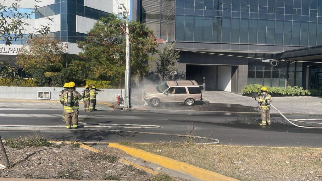 Camioneta choca y provoca fuga de gas en Monterrey