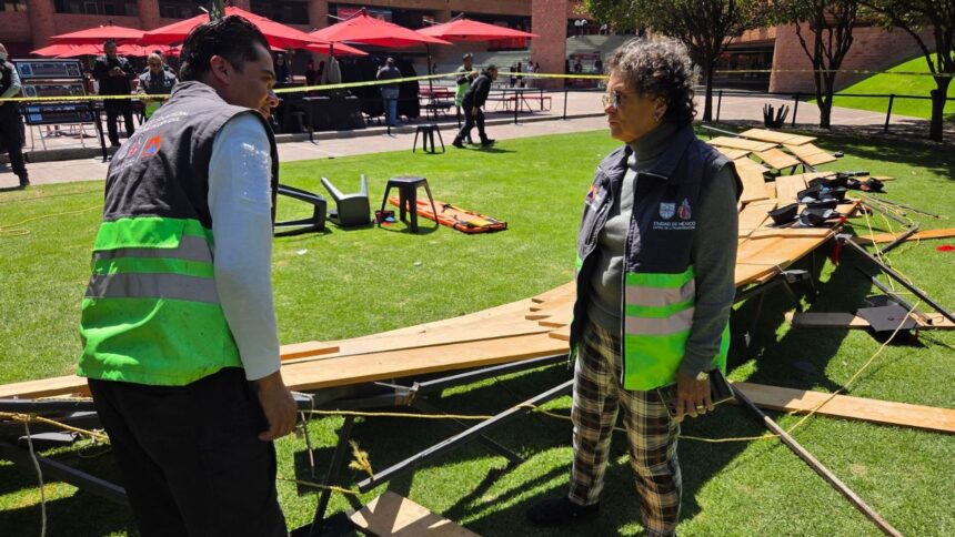 CDMX: Colapsa templete en la Ibero durante foto de graduación