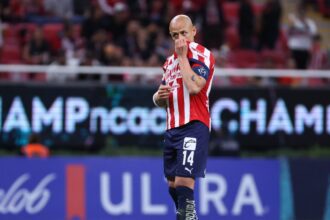 Chicharito Hernández desata polémica al omitir a Chivas