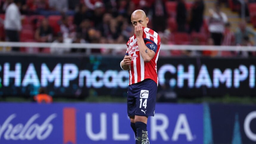 Chicharito Hernández desata polémica al omitir a Chivas