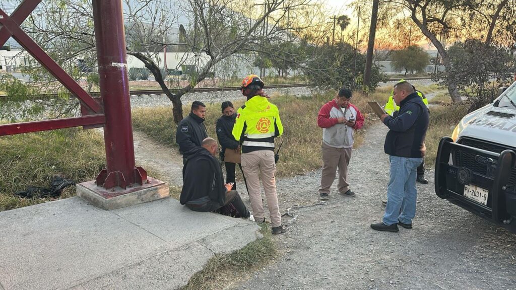 Choque de camión y auto en Santa Catarina deja 2 lesionados
