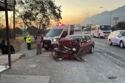 Choque de camión y auto en Santa Catarina deja 2 lesionados