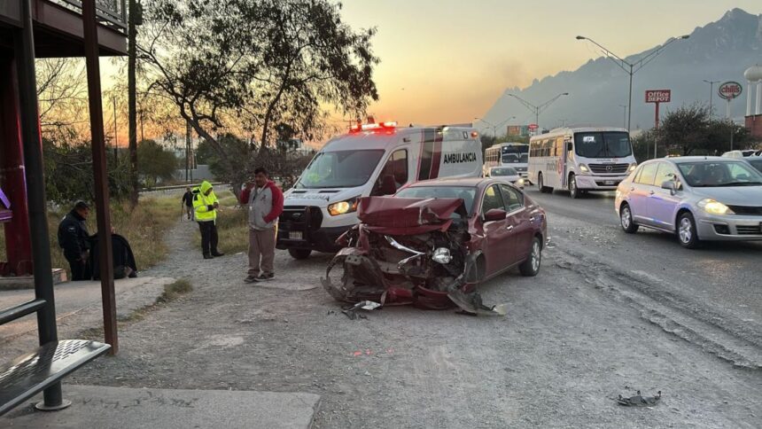 Choque de camión y auto en Santa Catarina deja 2 lesionados