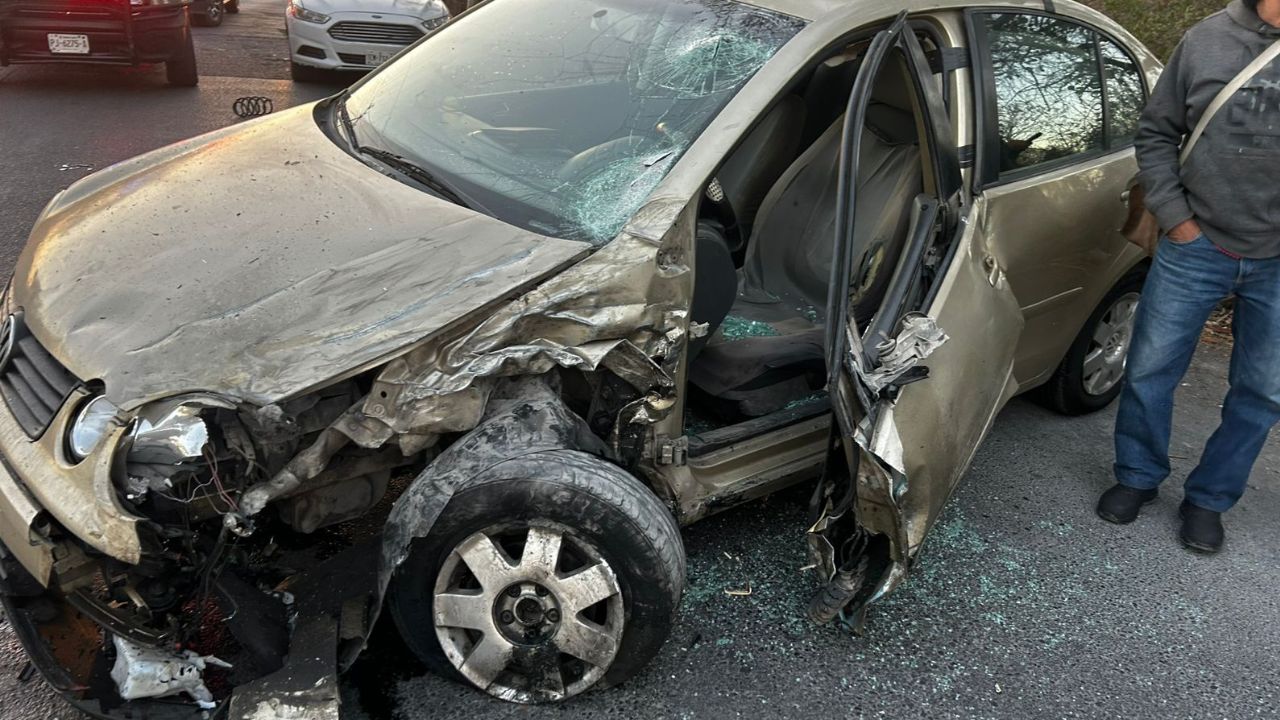 Choque entre dos autos en Guadalupe deja dos lesionados
