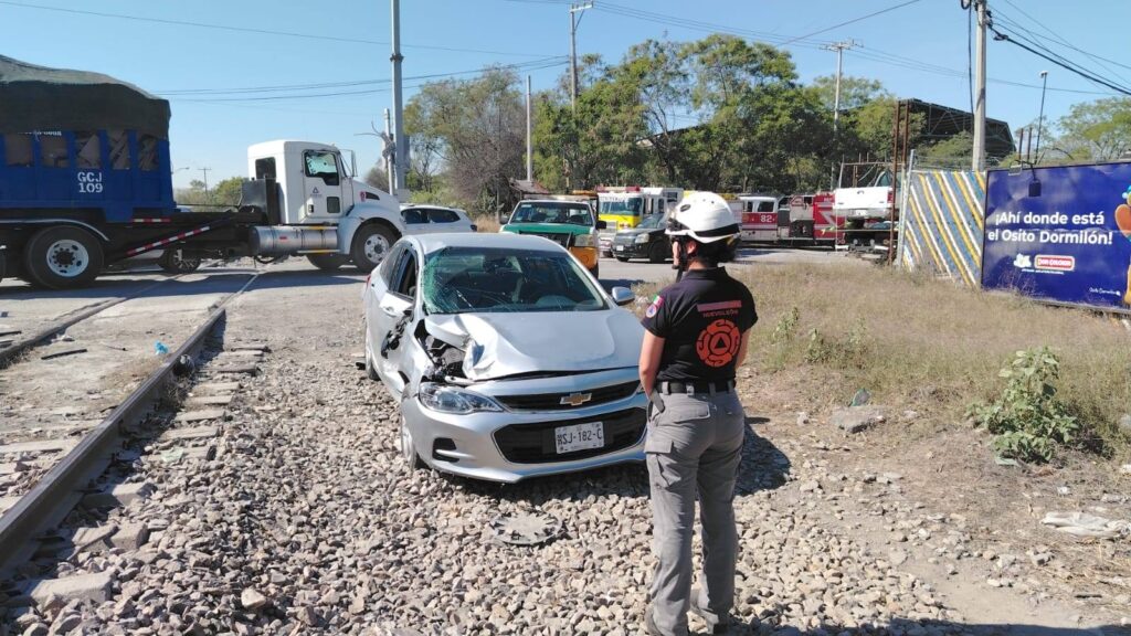 Choque entre tren y auto deja un lesionado en Guadalupe