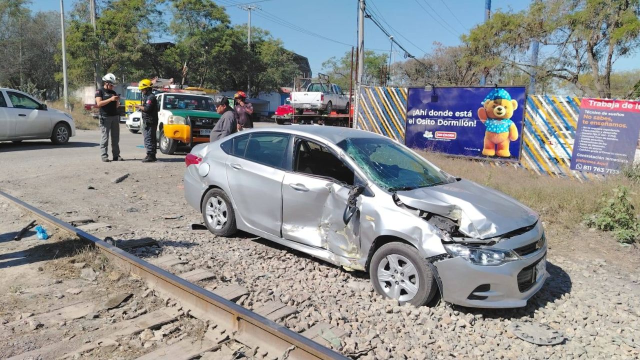Choque entre tren y auto deja un lesionado en Guadalupe
