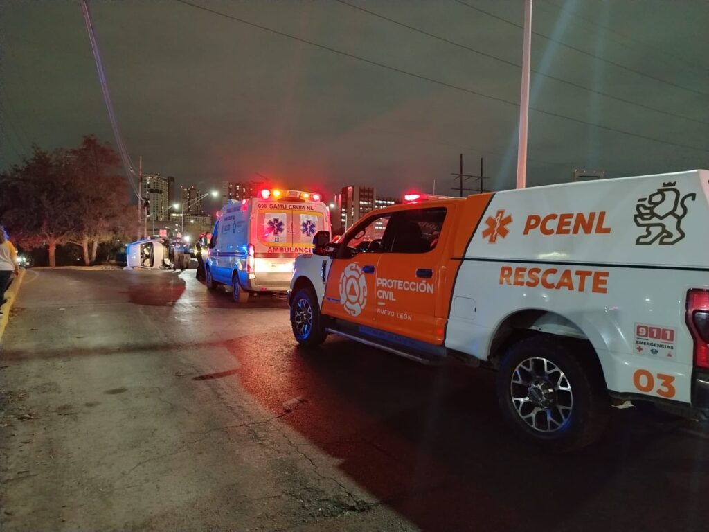 Conductora lesionada tras volcadura en Morones Prieto