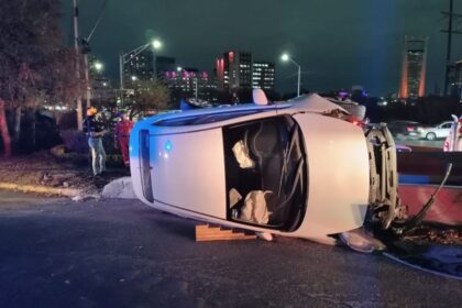 Conductora lesionada tras volcadura en Morones Prieto