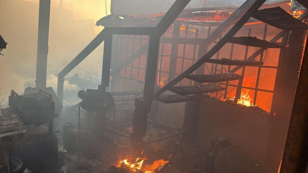 Controlan incendio en negocio de tarimas en Pesquería