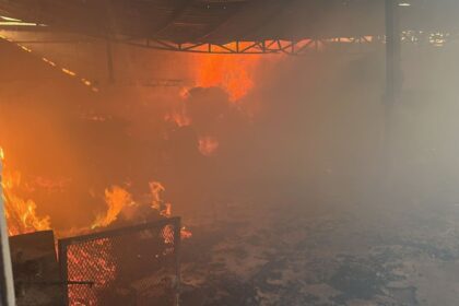 Controlan incendio en negocio de tarimas en Pesquería
