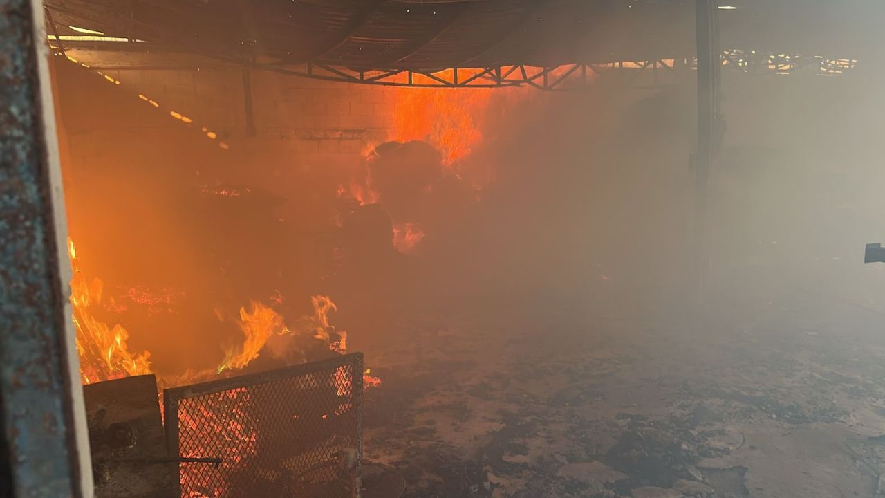 Controlan incendio en negocio de tarimas en Pesquería