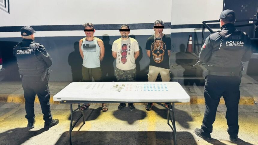 Detienen a 3 hombres con 84 dosis de droga en Monterrey