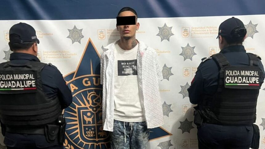 Detienen a motociclista con fusil de asalto en Guadalupe