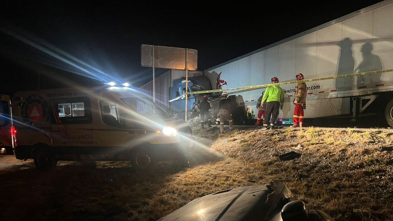 Fallece trailero en choque por alcance en Galeana