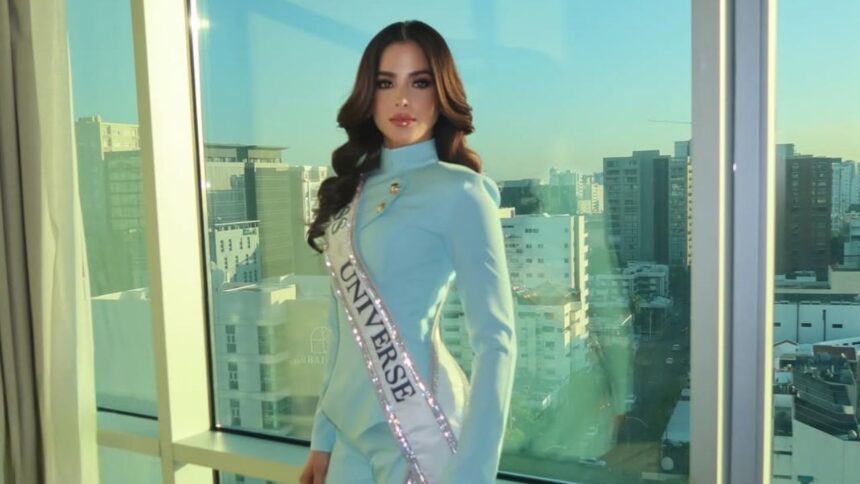 Fátima Bosch se desvanece durante desfile en Ecuador