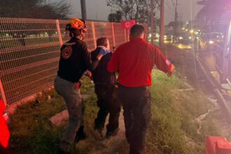 Cae hombre en alcantarilla abierta y resulta herido en Apodaca