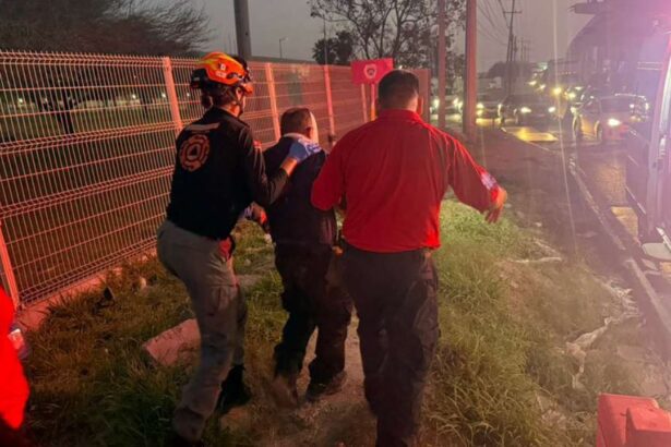 Cae hombre en alcantarilla abierta y resulta herido en Apodaca