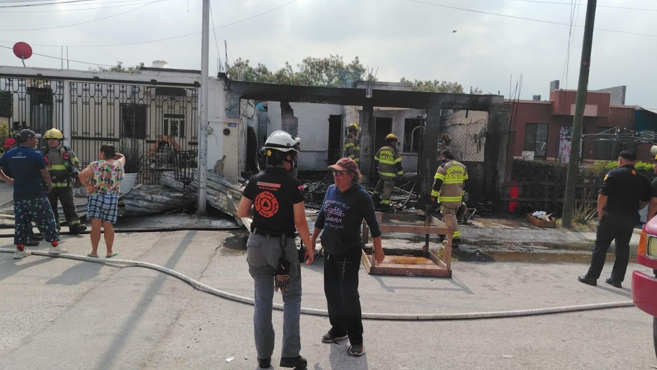 Incendio consume casa en la colonia Portal del Fraile en Escobedo
