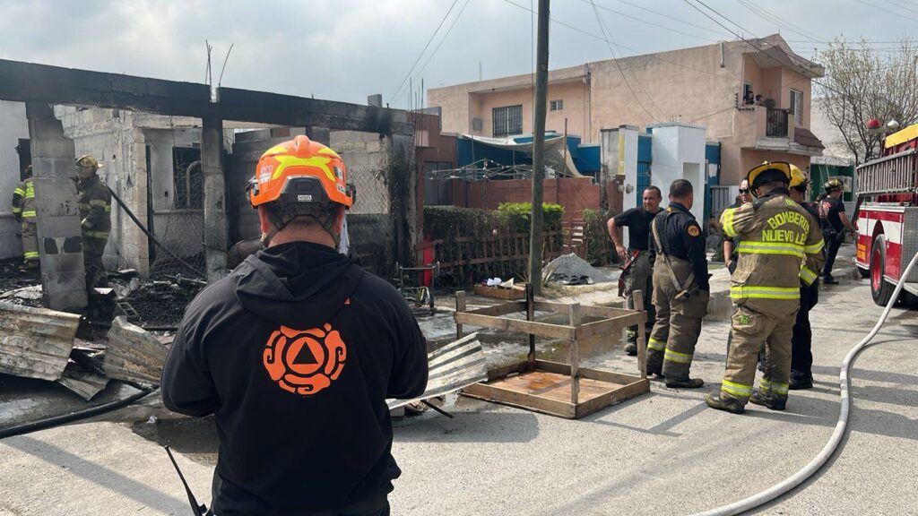 Incendio consume casa en la colonia Portal del Fraile en Escobedo