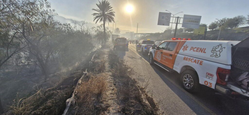 Incendio consume maleza en Río Santa Catarina en Monterrey