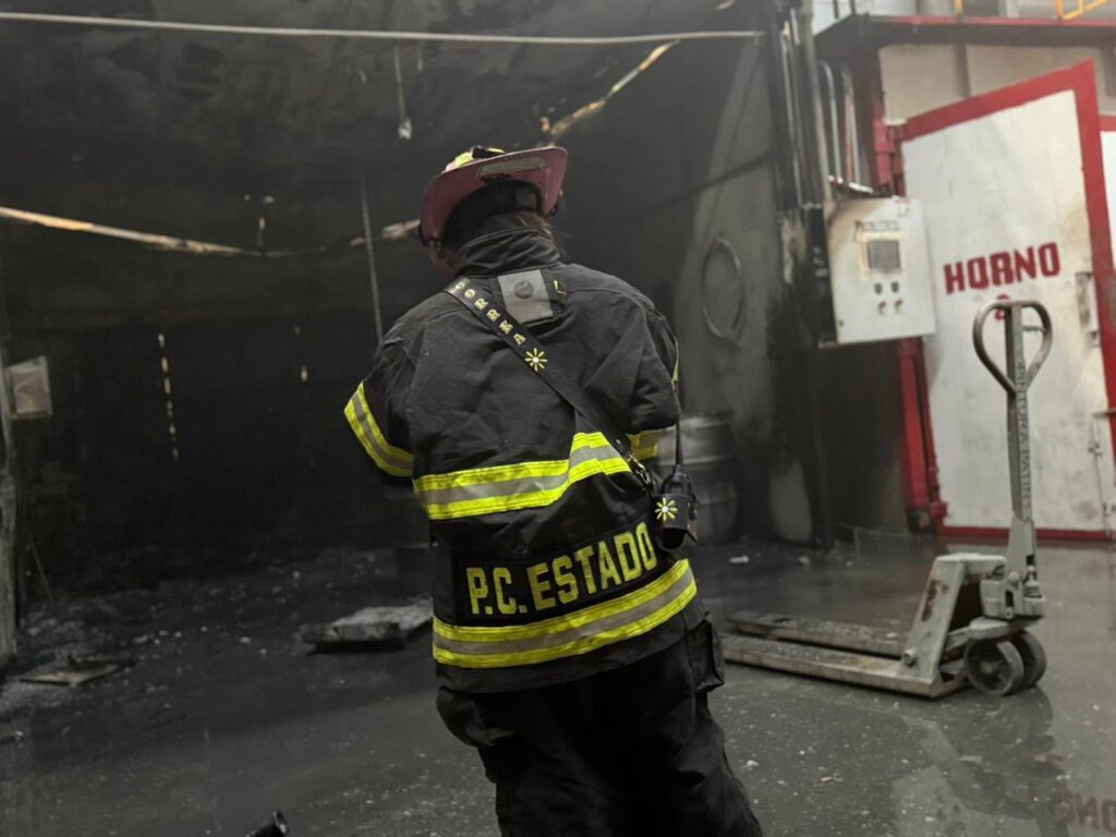 Incendio en empresa de Santa Catarina deja 22 evacuados y un herido