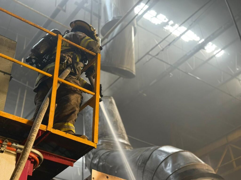 Incendio en empresa de Santa Catarina deja 22 evacuados y un herido