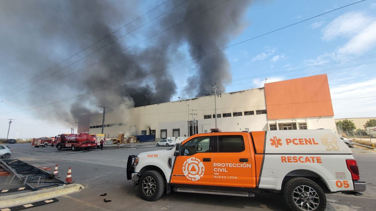 Incendio en fábrica de Escobedo obliga a evacuar a mil personas