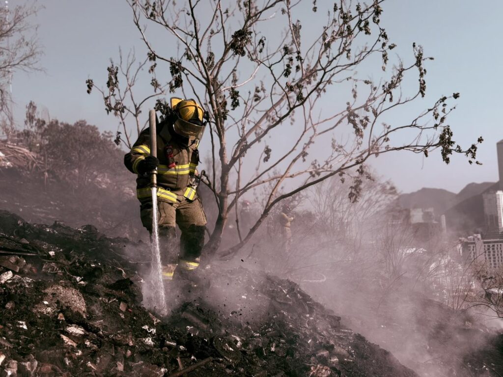 Incendio en terreno baldío consume maleza y basura en La Loma Larga