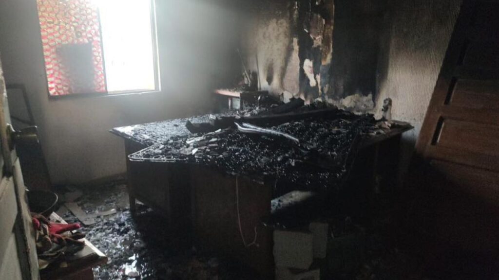 Incendio en vivienda de Mitras Centro moviliza a Bomberos