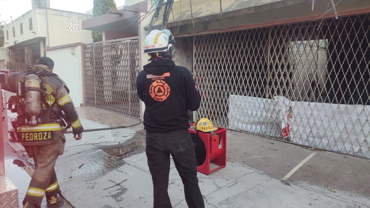 Incendio en vivienda de Mitras Centro moviliza a Bomberos