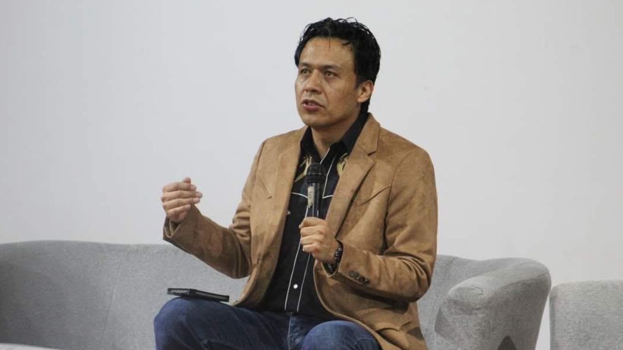 Marx Arriaga acusa intento de despojo tras despido de la SEP