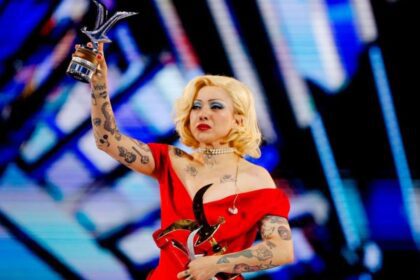 Mon Laferte recibe Gaviota de Platino en Viña 2026