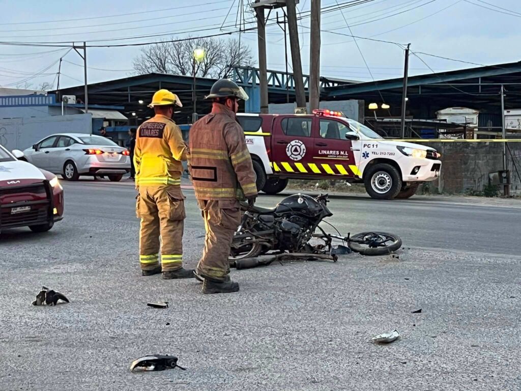 Motociclista fallece en Libramiento de Linares tras choque