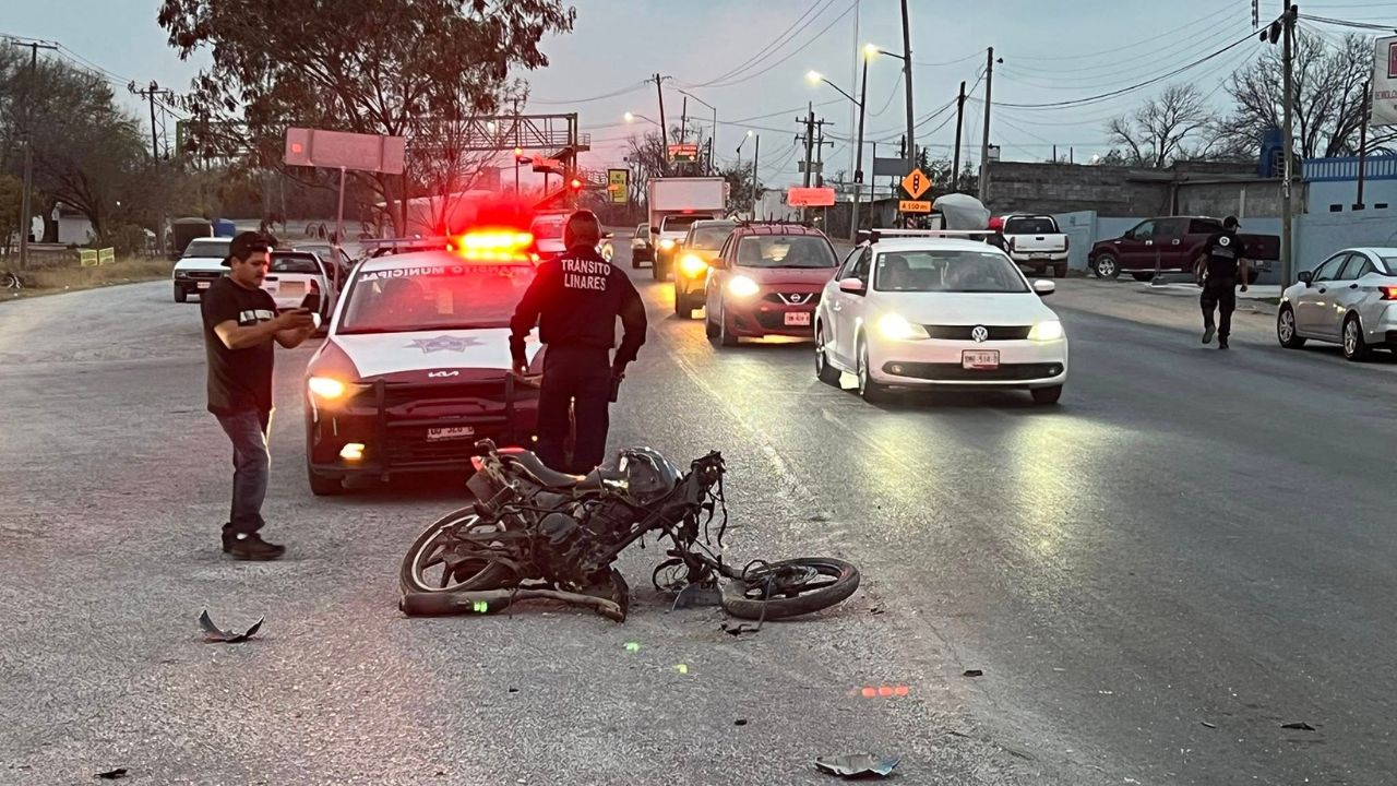 Motociclista fallece en Libramiento de Linares tras choque