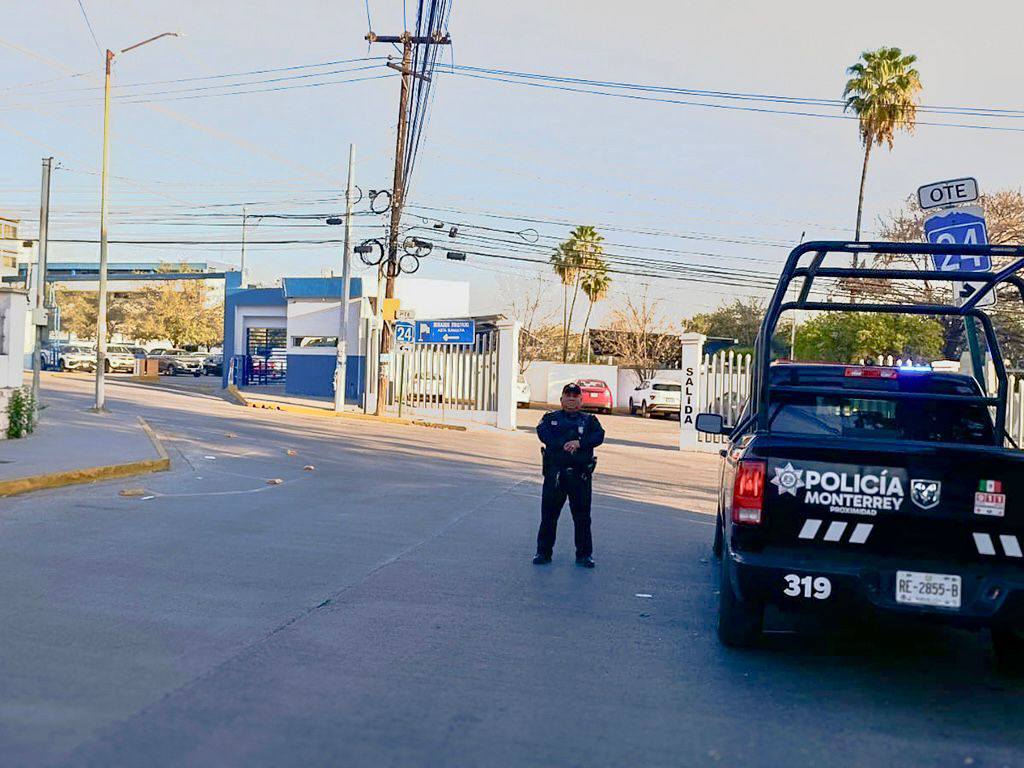 Policía de Monterrey blinda prepas UANL por amenazas