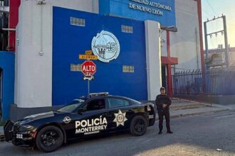 Policía de Monterrey blinda prepas UANL por amenazas