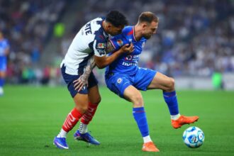 Cruz Azul vence 2-0 a Rayados y toma el liderato