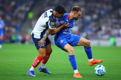 Cruz Azul vence 2-0 a Rayados y toma el liderato