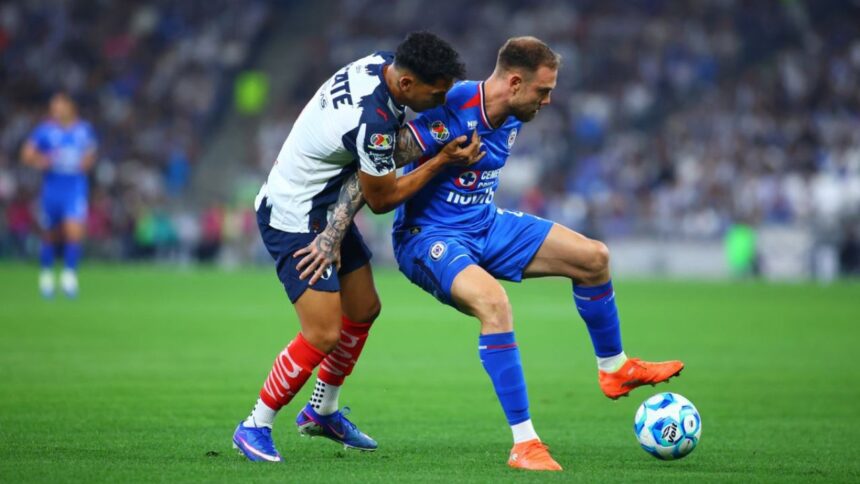 Cruz Azul vence 2-0 a Rayados y toma el liderato
