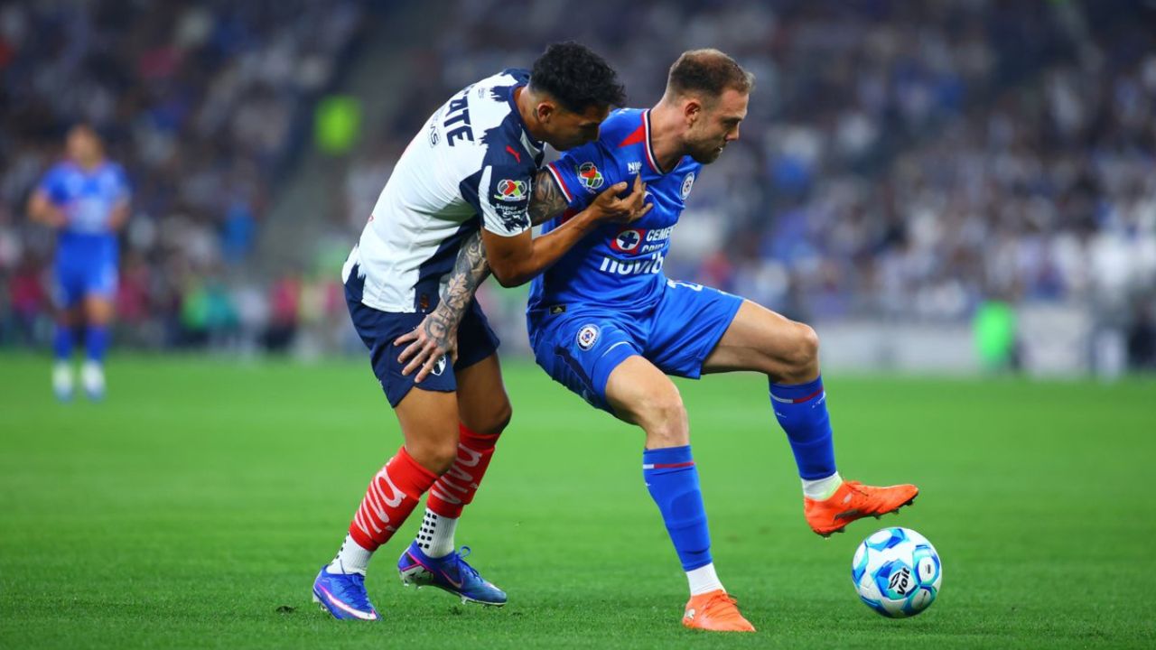 Cruz Azul vence 2-0 a Rayados y toma el liderato