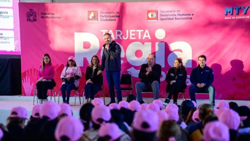 Refuerzan apoyo a mujeres con entrega de Tarjetas Regia Plus