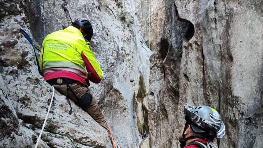 Rescatan a persona atrapada en la Sierra de Santiago