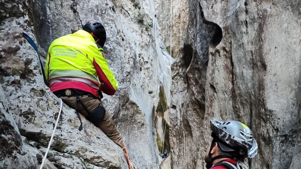 Rescatan a persona atrapada en la Sierra de Santiago