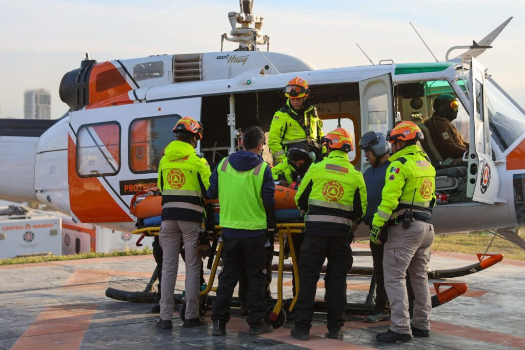 Rescatan en helicóptero a joven en Cerro de las Mitras