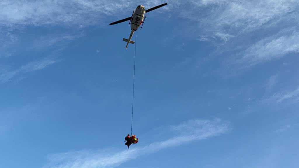 Rescatan en helicóptero a joven en Cerro de las Mitras