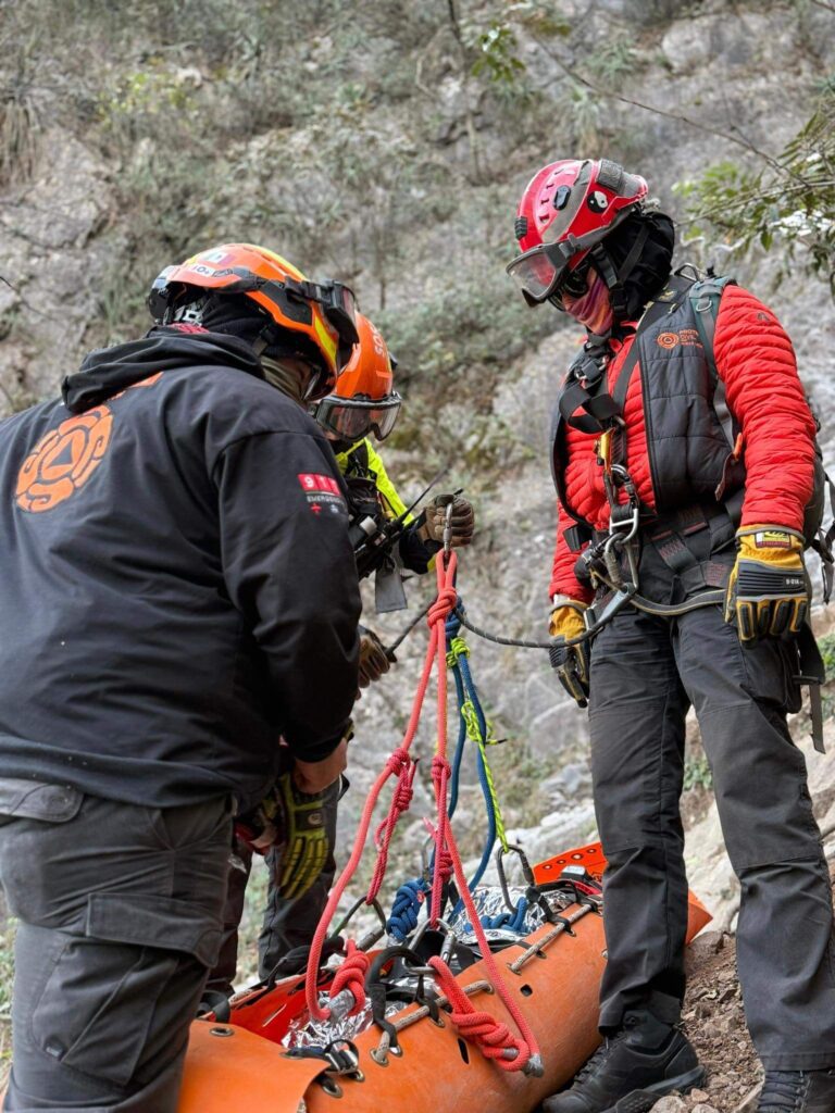 Rescatan en helicóptero a joven en Cerro de las Mitras